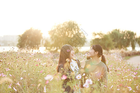 成年女子在花丛中图片