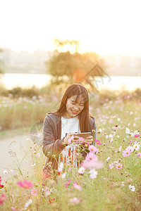 鲜花丛中的女孩图片