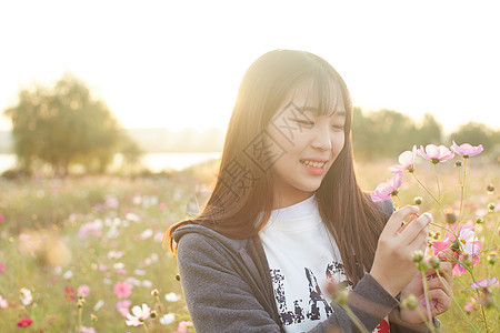 鲜花丛中的女孩图片