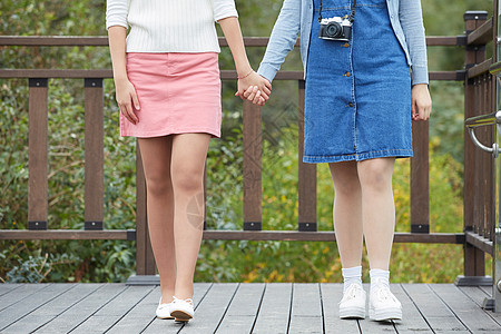 木地板特写手牵手的闺蜜特写背景