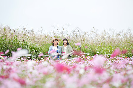 花园里旅行的青年朋友图片