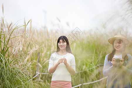 户外郊游的少女图片