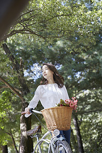 公园里推着自行车的女大学生图片