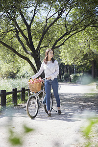 推着自行车的年轻女性图片