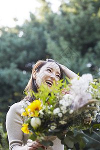 拿着花束开心的成年女子图片