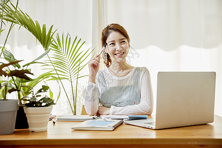 居家学习理财的年轻女性图片