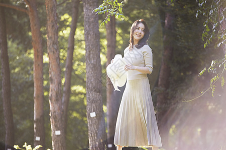 公园里散步的年轻女子图片