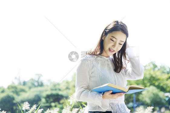 户外阅读的成年女子图片