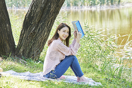 公园里阅读的女性图片