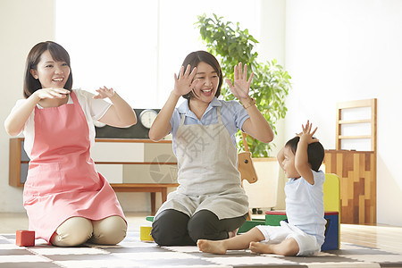 幼儿园陪伴孩子们玩耍的老师图片