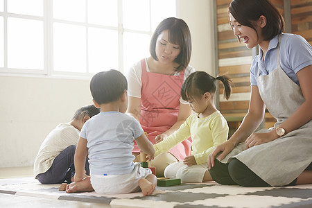 陪孩子们玩耍的幼儿园老师图片