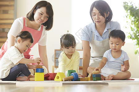 陪伴孩子们玩耍的幼儿园老师图片