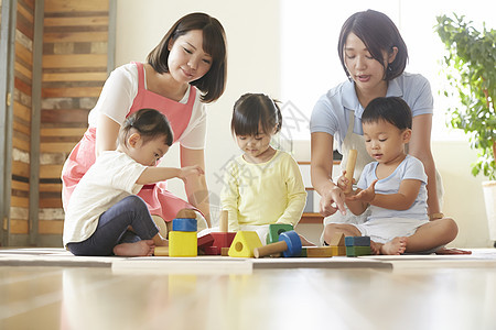 幼儿园陪伴儿童玩耍的老师图片