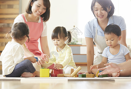 幼儿园陪伴儿童玩耍的老师图片