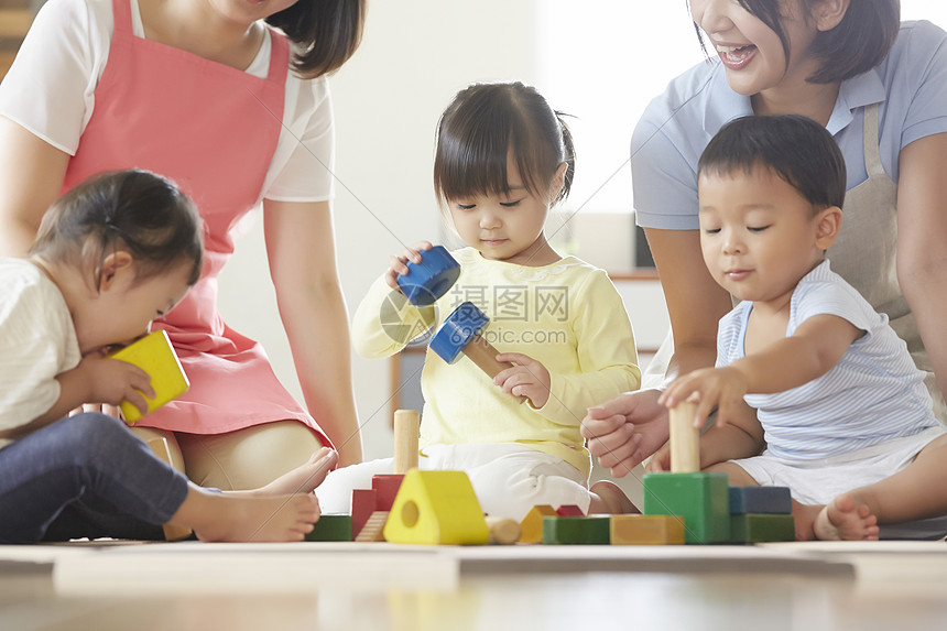 陪伴孩子玩耍的幼儿园老师图片