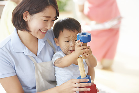 陪伴孩子玩耍的幼儿园老师图片