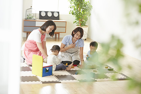 陪伴孩子玩耍的幼儿园老师图片