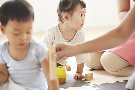 幼儿园老师陪伴孩子们玩耍图片