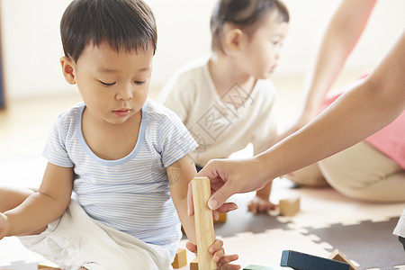 幼儿园老师陪伴孩子们玩耍图片