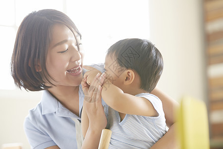 幼儿园老师陪伴孩子们玩耍图片