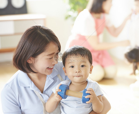 幼儿园老师和孩子们玩玩具图片