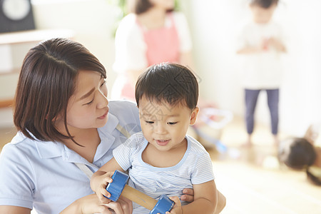 在幼儿园玩玩具的小孩图片