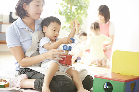 在幼儿园玩玩具的小孩图片