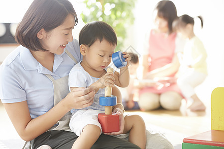 在托儿所玩玩具的小孩图片