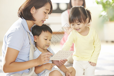 学校托儿所老师教孩子们学习图片