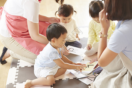 托儿所老师教孩子们学习图片