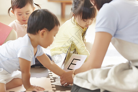 学校托儿所老师和孩子们学习图片