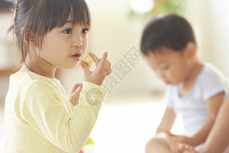 吃零食的孩子图片