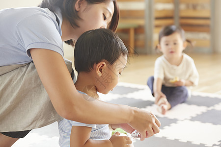 托儿所老师在照顾小孩图片