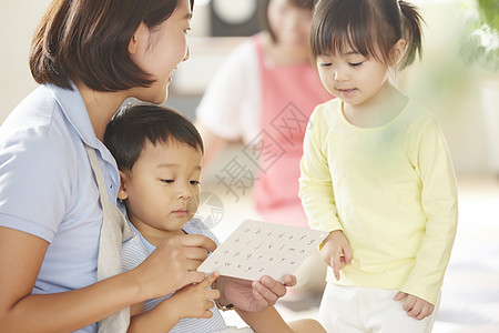 托儿所老师在教小孩知识图片