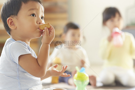 吃零食的孩子图片