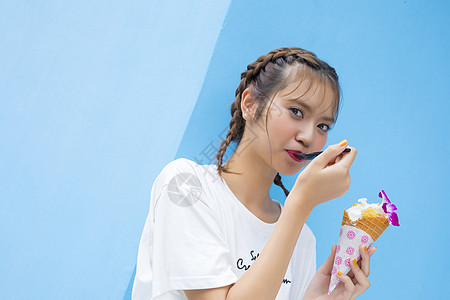 吃甜食的时髦女人韩国风格高清图片素材