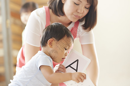 托儿所老师教孩子们学习图片