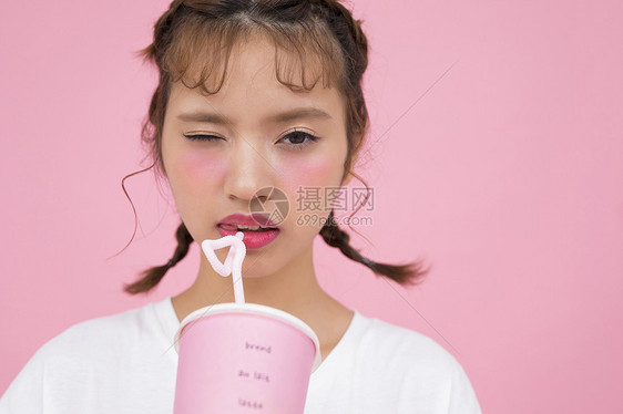 女孩正在喝奶茶图片
