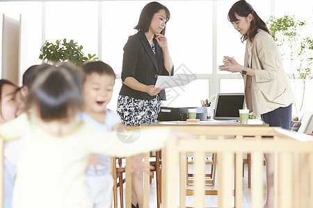 托儿所教师正在探讨教学方案图片