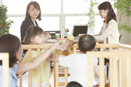 围栏里的孩子和托儿所老师玩图片