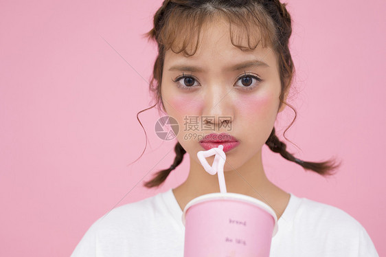 一个女人喝杯奶茶图片