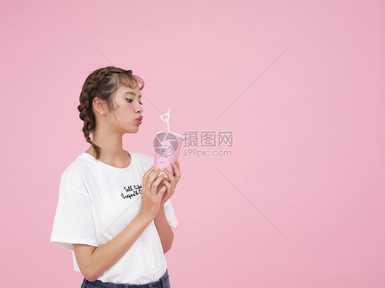 手拿饮料的女性图片