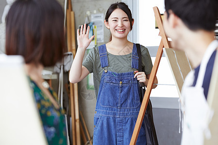 画室里画画的学生图片