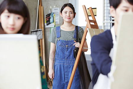 画室里画画的学生图片