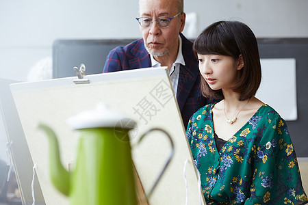 老师指导学生画画图片