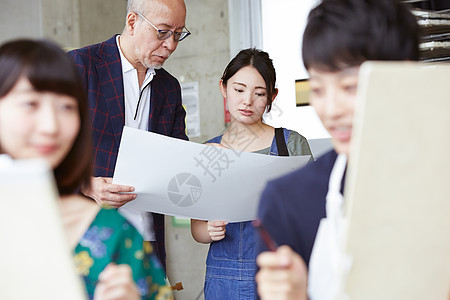 老师指导学生画画图片