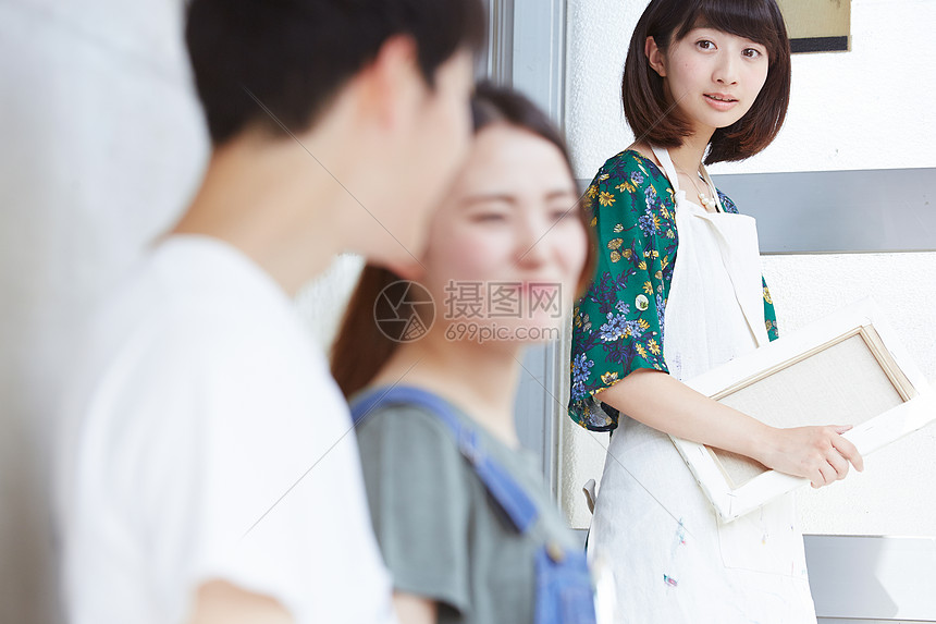 年轻女孩看着旁边的学生图片