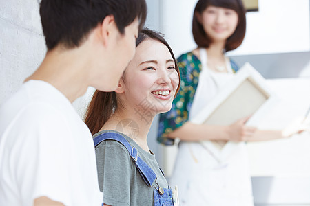 同学之间的亲密交谈图片