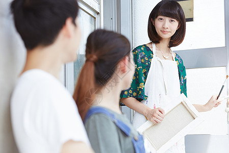 正在聊天的大学同学图片