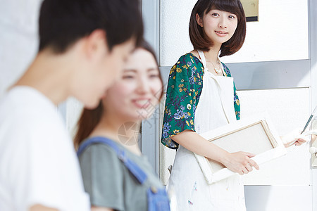 年轻学生正在交谈图片